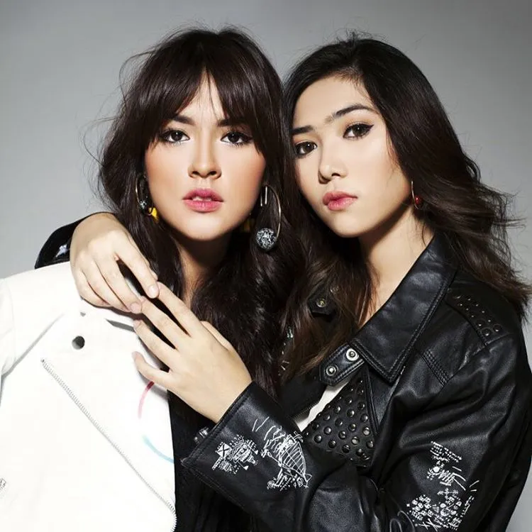 Sering Dibanding-bandingkan, Begini 12 Style Raisa dan Isyana. Sama-sama Cantik, Kok! 22