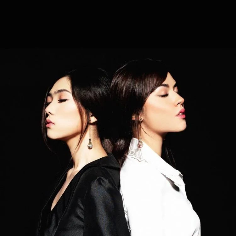 Sering Dibanding-bandingkan, Begini 12 Style Raisa dan Isyana. Sama-sama Cantik, Kok! 23