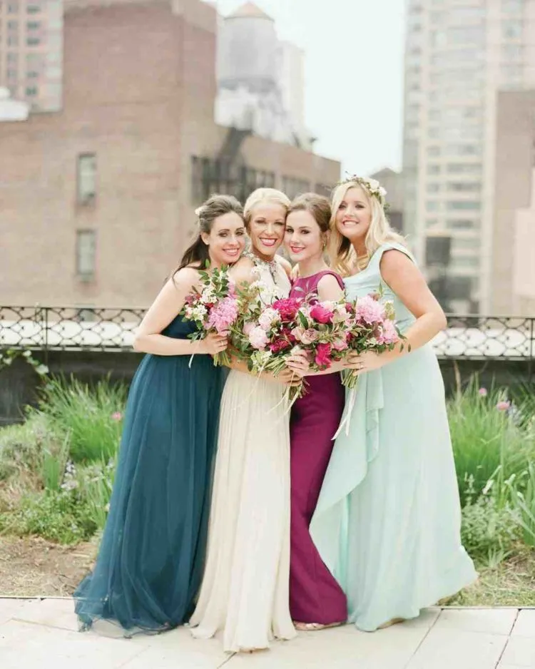 14 Inspirasi Gaun Bridesmaid Aneka Warna. Kata Siapa Seragam Harus Serba Sama? 22