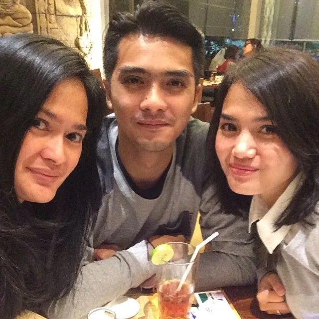 Foto Mesra Ibu-Anak Ini Sering Dikira Pasangan Muda-mudi. Orang Pacaran Mah Kalah Romantis! 7