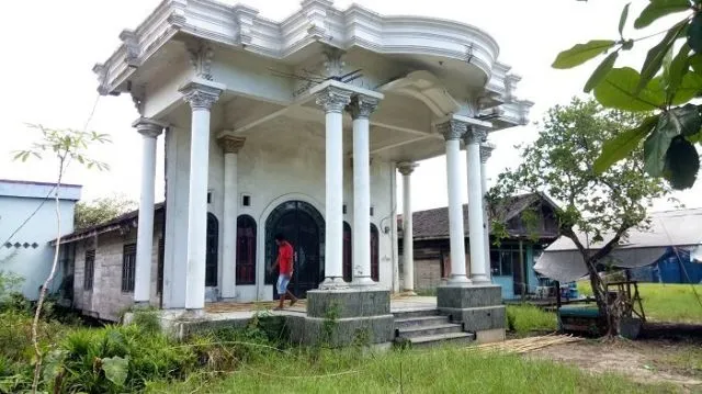 ‘Rumah Abu Nawas’ di Kalimantan Ini Pasti Bikin Kamu Ketawa. Depannya Mewah, Tapi Kok Belakangnya… 6