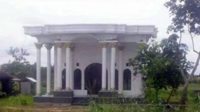 ‘Rumah Abu Nawas’ di Kalimantan Ini Pasti Bikin Kamu Ketawa. Depannya Mewah, Tapi Kok Belakangnya… 4