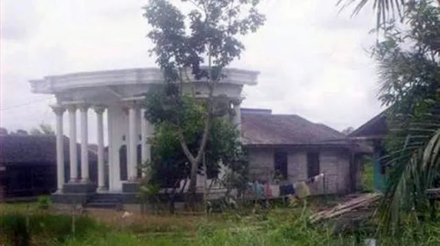 ‘Rumah Abu Nawas’ di Kalimantan Ini Pasti Bikin Kamu Ketawa. Depannya Mewah, Tapi Kok Belakangnya… 5