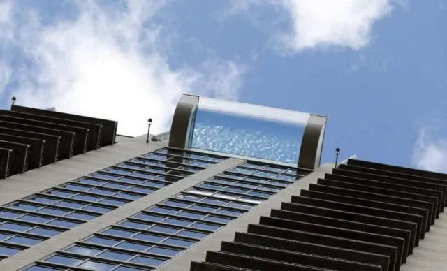 Cuma di Sky Pool Kita Bisa Berenang di Atap Lantai 42, Lihat Jalan Langsung dari Ketinggian 500 Kaki 3