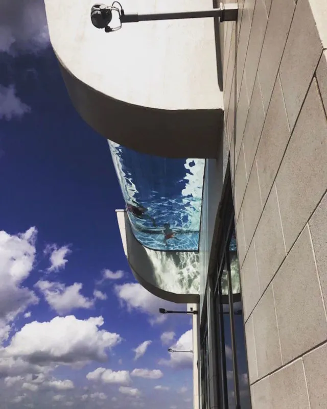 Cuma di Sky Pool Kita Bisa Berenang di Atap Lantai 42, Lihat Jalan Langsung dari Ketinggian 500 Kaki 4
