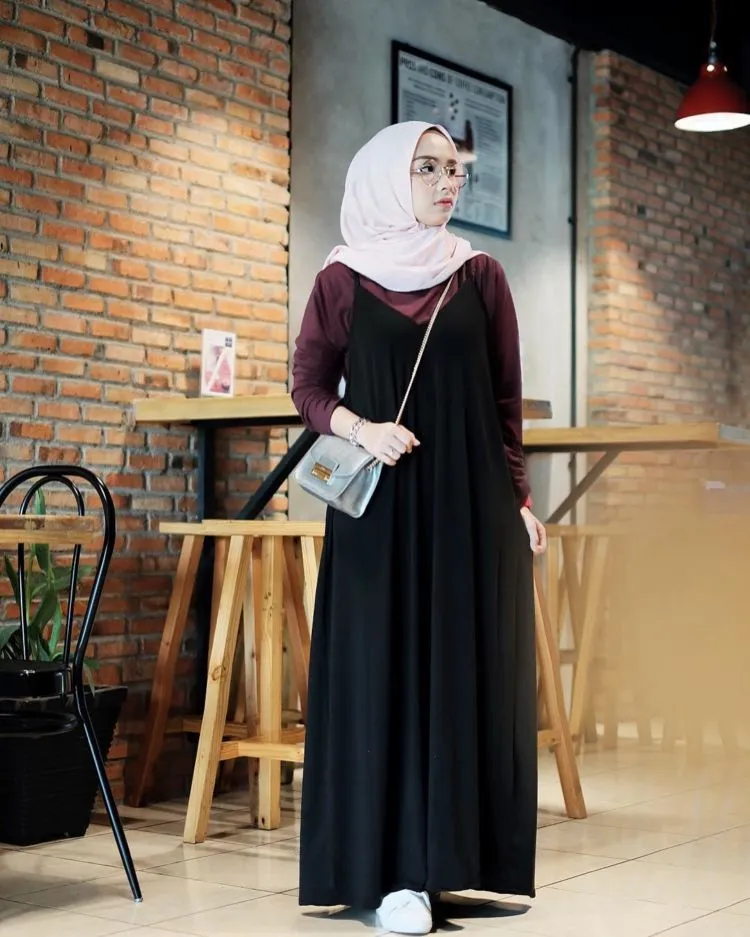 Spaghetti Strap Dress yang Lagi Kekinian, Simak 13 Inspirasinya. Sst, Berhijab Juga Bisa Pakai, Lho! 18