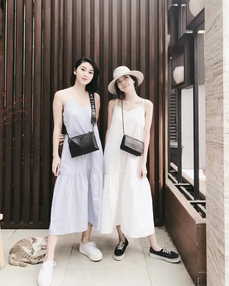Spaghetti Strap Dress yang Lagi Kekinian, Simak 13 Inspirasinya. Sst, Berhijab Juga Bisa Pakai, Lho! 14