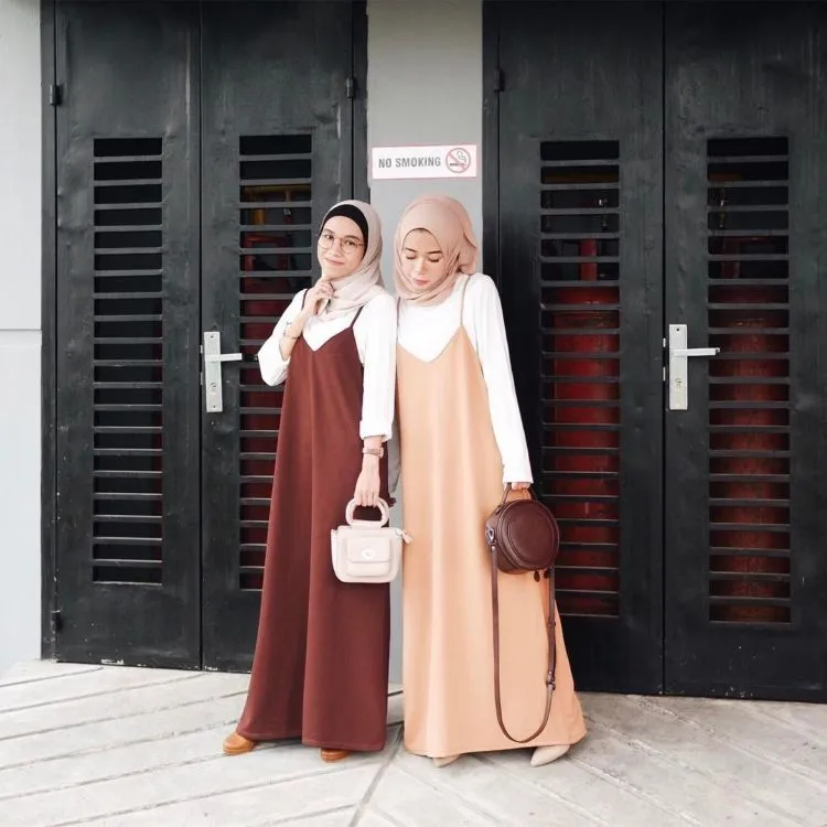 Spaghetti Strap Dress yang Lagi Kekinian, Simak 13 Inspirasinya. Sst, Berhijab Juga Bisa Pakai, Lho! 24