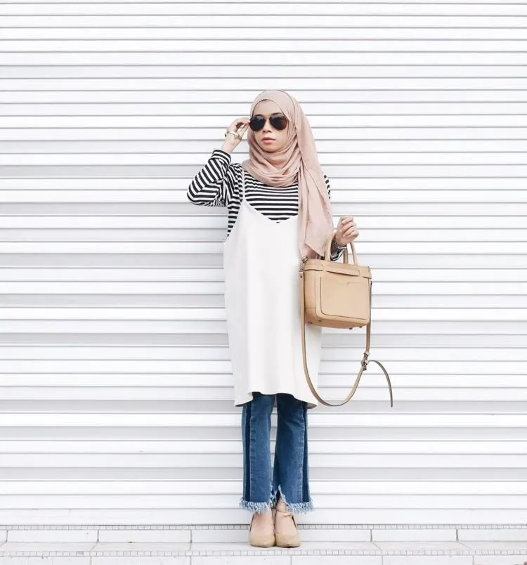Spaghetti Strap Dress yang Lagi Kekinian, Simak 13 Inspirasinya. Sst, Berhijab Juga Bisa Pakai, Lho! 25