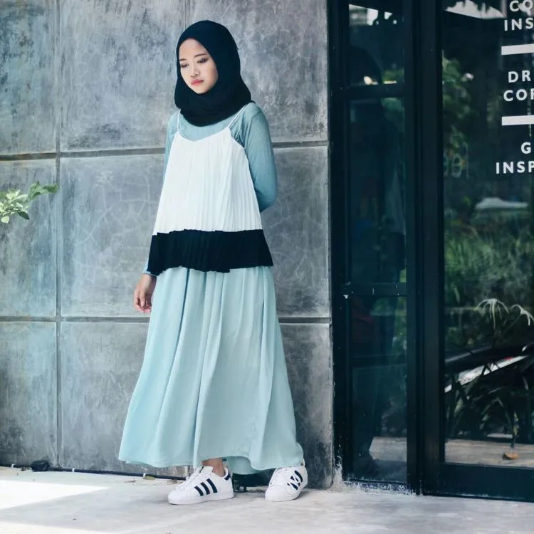Spaghetti Strap Dress yang Lagi Kekinian, Simak 13 Inspirasinya. Sst, Berhijab Juga Bisa Pakai, Lho! 26