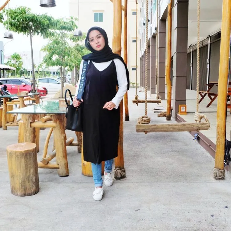 Spaghetti Strap Dress yang Lagi Kekinian, Simak 13 Inspirasinya. Sst, Berhijab Juga Bisa Pakai, Lho! 19