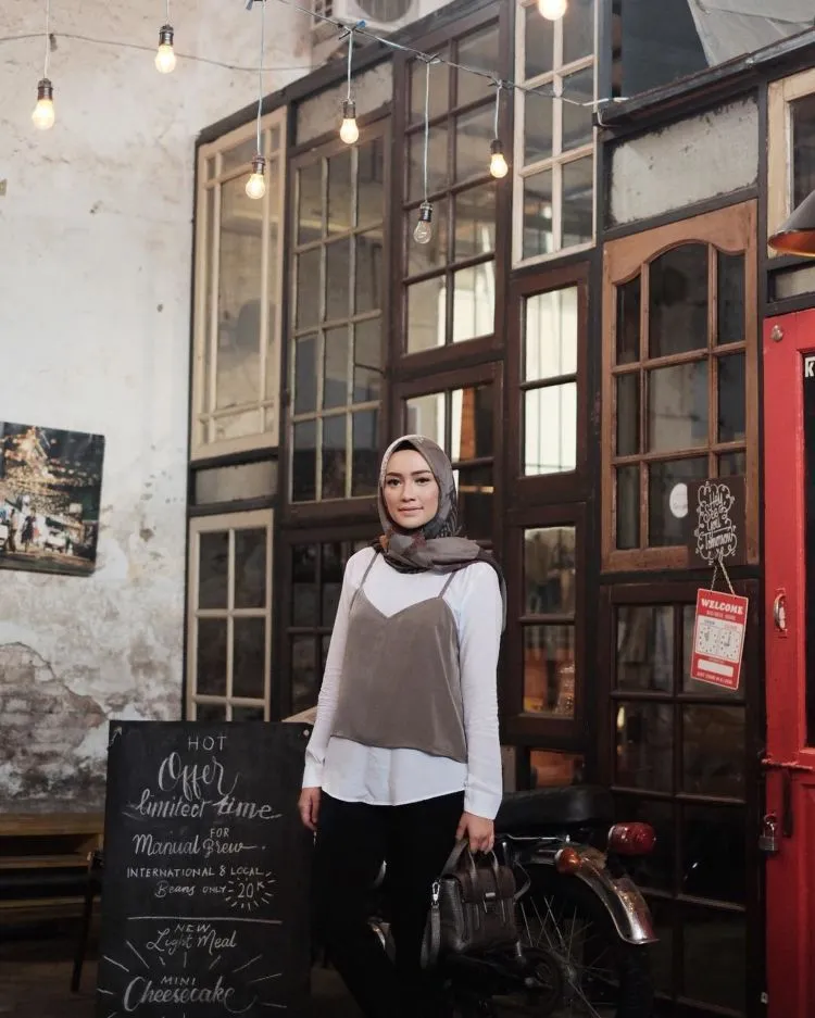 Spaghetti Strap Dress yang Lagi Kekinian, Simak 13 Inspirasinya. Sst, Berhijab Juga Bisa Pakai, Lho! 20