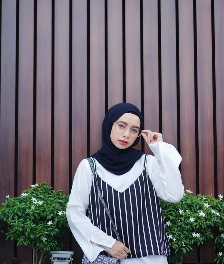 Spaghetti Strap Dress yang Lagi Kekinian, Simak 13 Inspirasinya. Sst, Berhijab Juga Bisa Pakai, Lho! 17