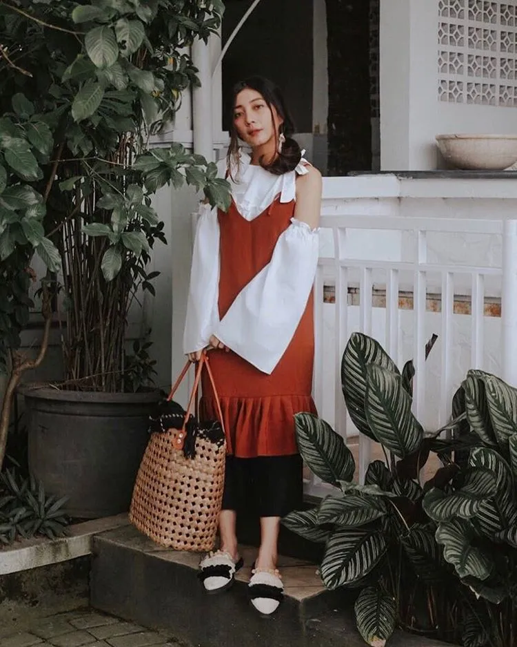 Spaghetti Strap Dress yang Lagi Kekinian, Simak 13 Inspirasinya. Sst, Berhijab Juga Bisa Pakai, Lho! 16