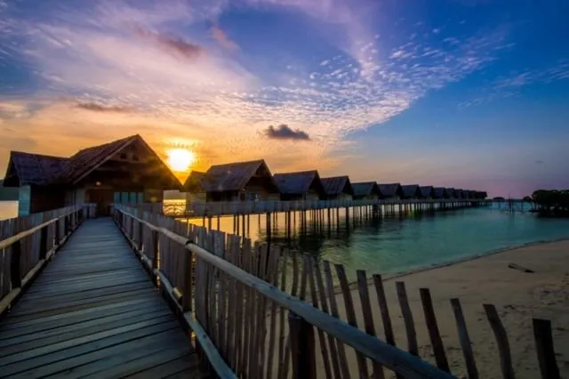11 Penginapan Terapung yang Bikin Kamu Nggak Mau Pulang, Serasa Tidur di Atas dan Dikelilingi Laut 22