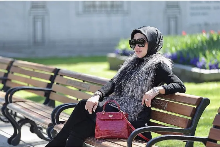 Mengapa Syahrini Memakai Hijab Selepas Umrah? Katanya Masih Ada Malaikat yang Manja Mengikutinya 2