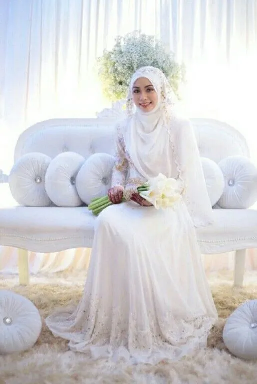 14 Inspirasi Gaun Pengantin Syar'i Berwarna Putih. Tampil Cantik dengan Jilbab Lebar, Kenapa Tidak? 15
