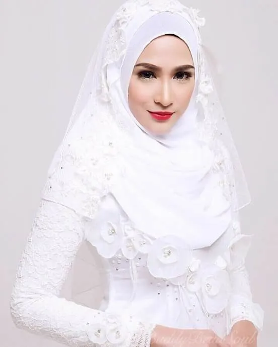 14 Inspirasi Gaun Pengantin Syar'i Berwarna Putih. Tampil Cantik dengan Jilbab Lebar, Kenapa Tidak? 24