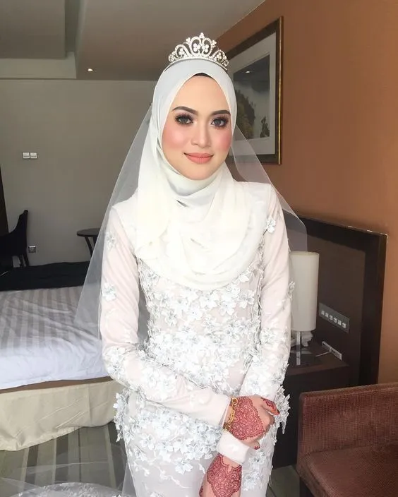 14 Inspirasi Gaun Pengantin Syar'i Berwarna Putih. Tampil Cantik dengan Jilbab Lebar, Kenapa Tidak? 25