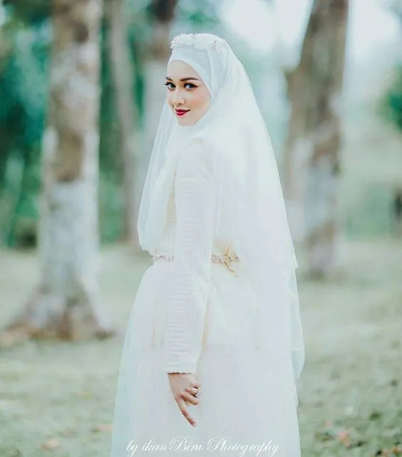 14 Inspirasi Gaun Pengantin Syar'i Berwarna Putih. Tampil Cantik dengan Jilbab Lebar, Kenapa Tidak? 27