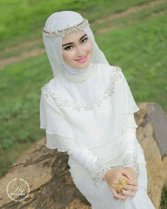 14 Inspirasi Gaun Pengantin Syar'i Berwarna Putih. Tampil Cantik dengan Jilbab Lebar, Kenapa Tidak? 28
