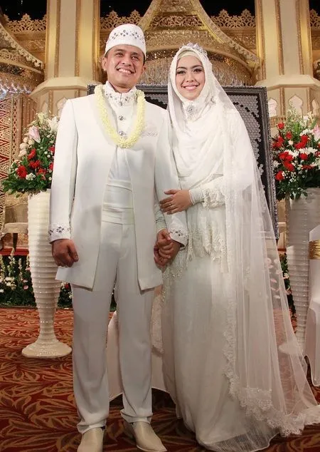 14 Inspirasi Gaun Pengantin Syar'i Berwarna Putih. Tampil Cantik dengan Jilbab Lebar, Kenapa Tidak? 16