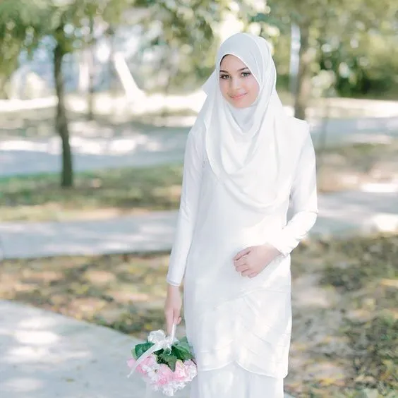14 Inspirasi Gaun Pengantin Syar'i Berwarna Putih. Tampil Cantik dengan Jilbab Lebar, Kenapa Tidak? 17