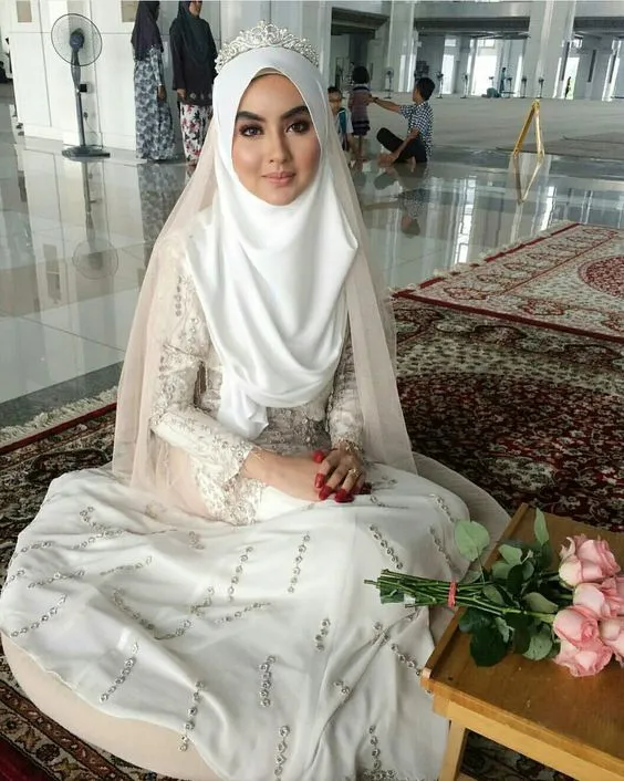 14 Inspirasi Gaun Pengantin Syar'i Berwarna Putih. Tampil Cantik dengan Jilbab Lebar, Kenapa Tidak? 18