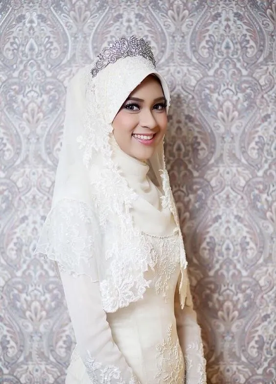 14 Inspirasi Gaun Pengantin Syar'i Berwarna Putih. Tampil Cantik dengan Jilbab Lebar, Kenapa Tidak? 19