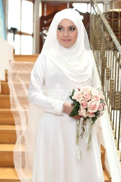 14 Inspirasi Gaun Pengantin Syar'i Berwarna Putih. Tampil Cantik dengan Jilbab Lebar, Kenapa Tidak? 20