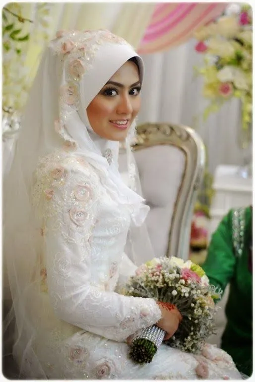 14 Inspirasi Gaun Pengantin Syar'i Berwarna Putih. Tampil Cantik dengan Jilbab Lebar, Kenapa Tidak? 21