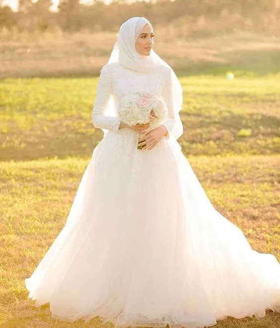 14 Inspirasi Gaun Pengantin Syar'i Berwarna Putih. Tampil Cantik dengan Jilbab Lebar, Kenapa Tidak? 22