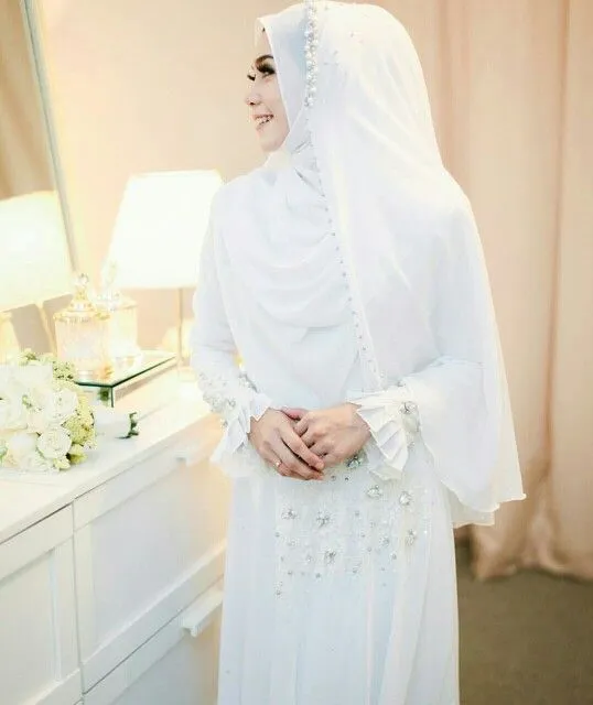 14 Inspirasi Gaun Pengantin Syar'i Berwarna Putih. Tampil Cantik dengan Jilbab Lebar, Kenapa Tidak? 23