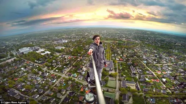 Budaya Selfie Kita Kayaknya Sudah Kelewatan, 9 Foto Selfie Esktrem Ini Diambil buat Buktikan Apa Ya? 12