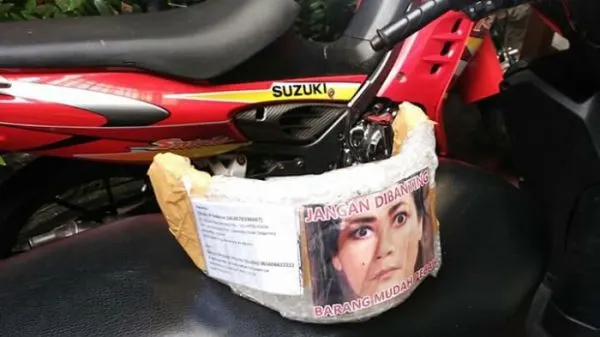 13 Taktik Kocak Biar Paketmu Mendarat Aman, Karena Tulisan ‘Jangan Dibanting’ Saja Nggak Cukup 24