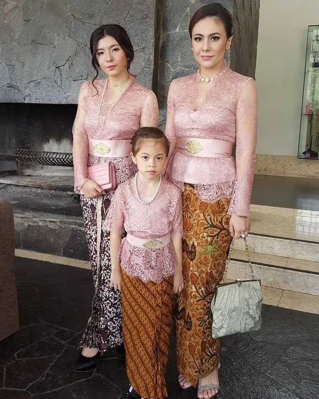 8 Parade Artis Blasteran Memakai Kebaya. Antara Bikin Pangling dan Kelihatan Indonesia Banget! 27