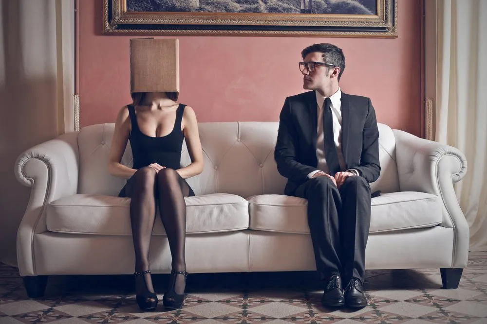 Bingung Menghadapi Pacar Introvert? Kamu yang Ekstrovert Perlu Paham Hal-Hal Ini