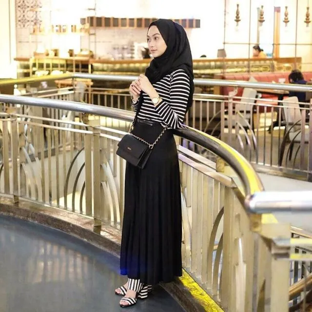 15 Inspirasi Baju Warna Gelap Buat Cewek Kurus - yang Nggak Bikin Badan Terlihat Makin 'Lurus' 28