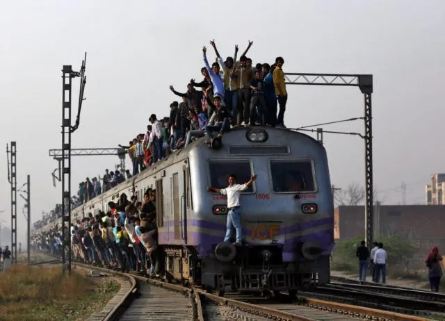 10 Potret Jalur Komuter Paling Matikan di Dunia. Cuma Mau Berangkat Kerja Saja, Harus Bertaruh Nyawa 12