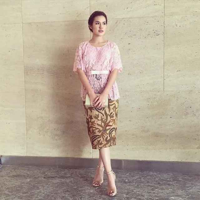 9 Parade Foto Raisa Pakai Kebaya yang Bikin Babang Hamish Jadi Pria Paling Beruntung di Indonesia 17