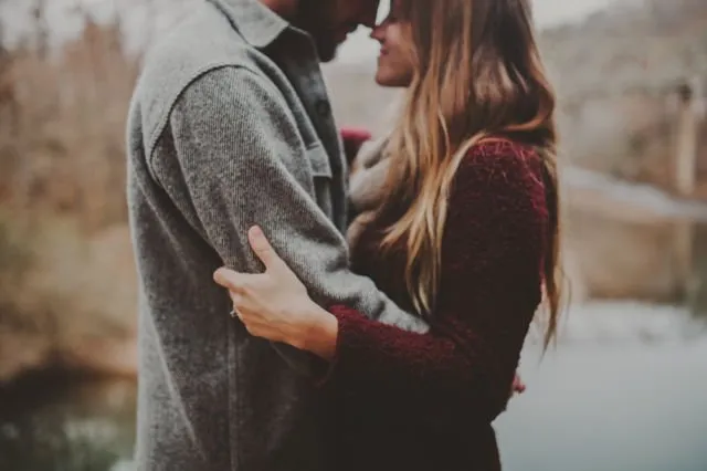 Rasanya Punya Pacar Cuek dan Kalian Lagi LDR-an. Nyebelin tapi Udah Terlanjur Sayang 19