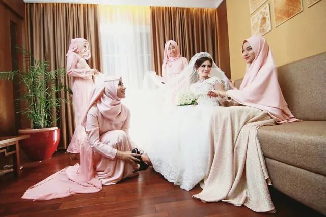 Ide Pose Cantik Saat Foto Bareng Bridesmaids Ini Bisa Kamu Tiru, Demi Album Kenangan Momen Bahagiamu 42