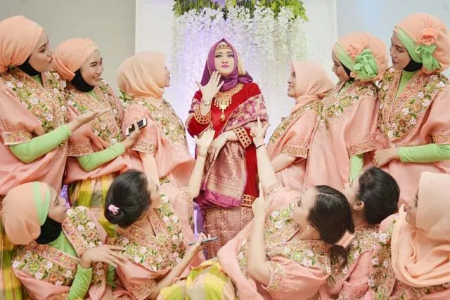 Ide Pose Cantik Saat Foto Bareng Bridesmaids Ini Bisa Kamu Tiru, Demi Album Kenangan Momen Bahagiamu 40