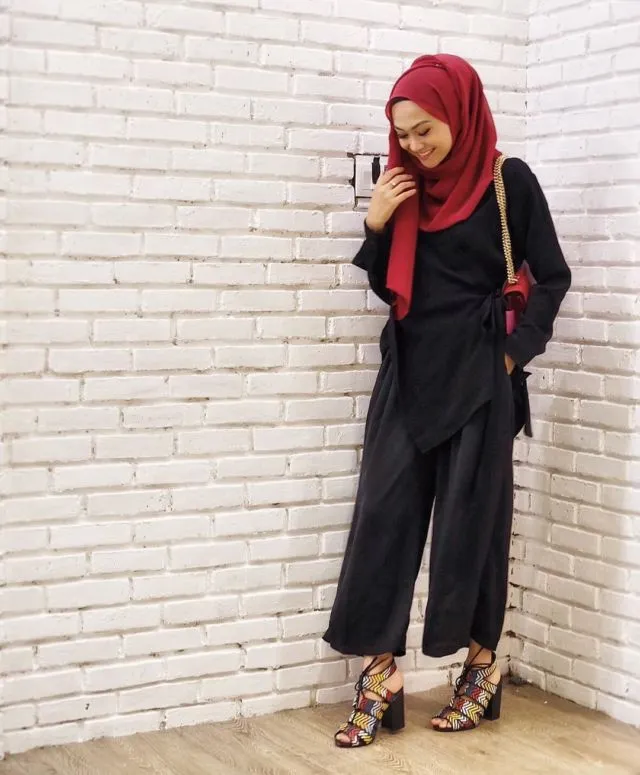 15 Inspirasi Baju Warna Gelap Buat Cewek Kurus - yang Nggak Bikin Badan Terlihat Makin 'Lurus' 26