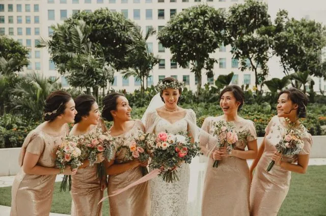 Ide Pose Cantik Saat Foto Bareng Bridesmaids Ini Bisa Kamu Tiru, Demi Album Kenangan Momen Bahagiamu 39