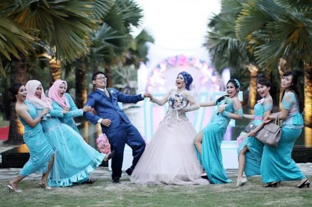 Ide Pose Cantik Saat Foto Bareng Bridesmaids Ini Bisa Kamu Tiru, Demi Album Kenangan Momen Bahagiamu 58
