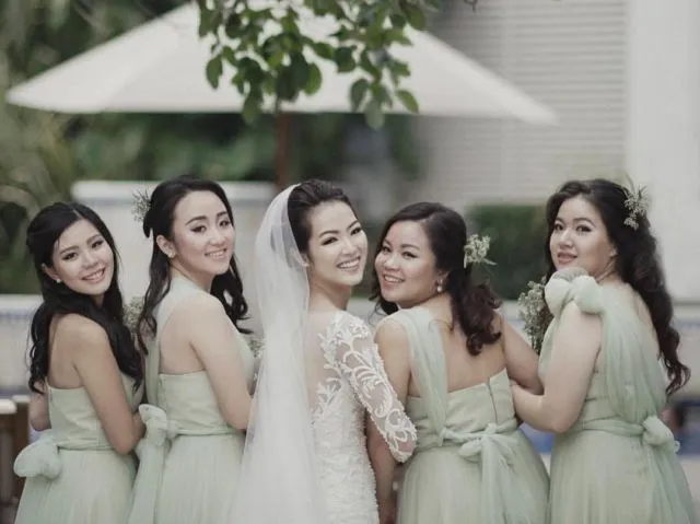 Ide Pose Cantik Saat Foto Bareng Bridesmaids Ini Bisa Kamu Tiru, Demi Album Kenangan Momen Bahagiamu 42
