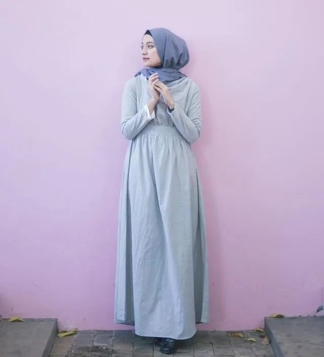 10 Maxi Dress Cantik Buat Cewek Berhijab. Adem dan Feminin Banget Dilihatnya 12