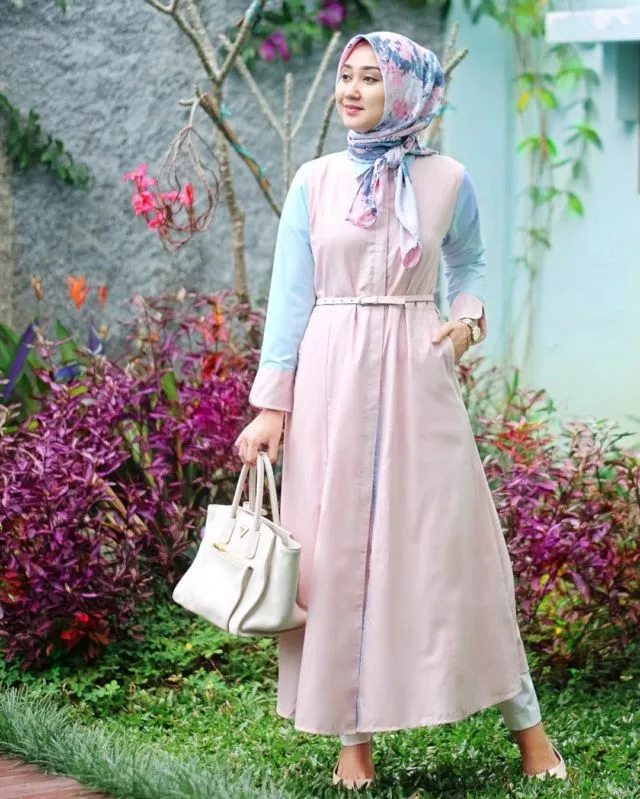 10 Maxi Dress Cantik Buat Cewek Berhijab. Adem dan Feminin Banget Dilihatnya 13