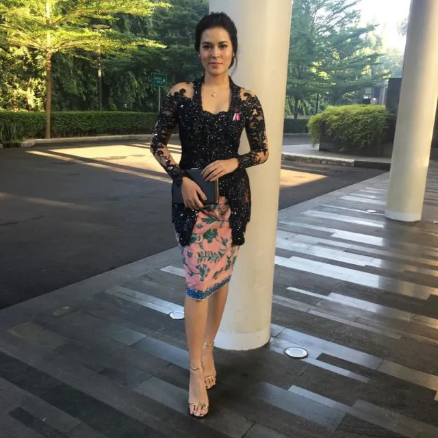 9 Parade Foto Raisa Pakai Kebaya yang Bikin Babang Hamish Jadi Pria Paling Beruntung di Indonesia 14